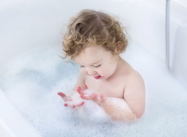 Bébé dans le bain