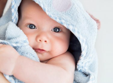 Un bébé qui sort du bain