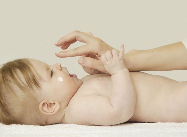 Prendre Soin De La Peau Sensible De Bebe Peau Seche A Atopique Prendre Soin De La Peau Sensible De Bebe Peau Seche A Atopique