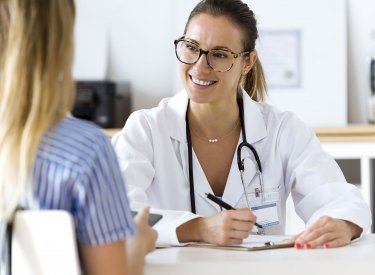 Une femme chez le dermatologue