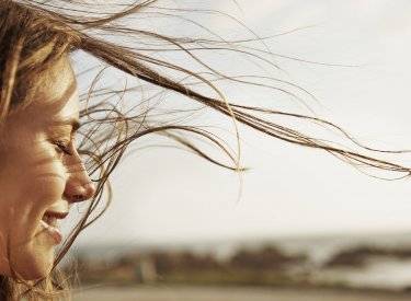 Une femme les cheveux au vent