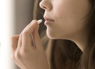 Une femme prenant un médicament anti acné