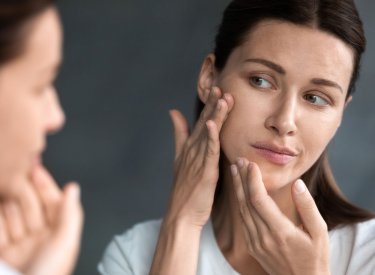 femme observant son visage femme observant son visage