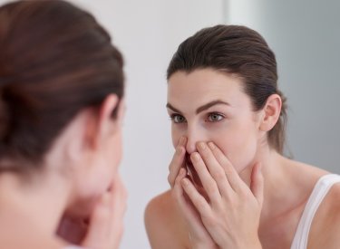 femme qui s’observe dans le miroir