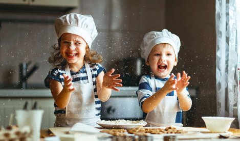 Deux enfants en train de cuisiner