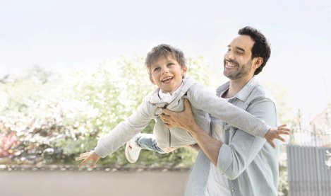 Un enfant et son père