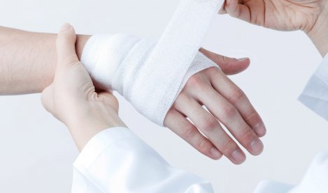 Un bandage sur une main blessée
