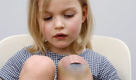 Un enfant à la peau abîmée