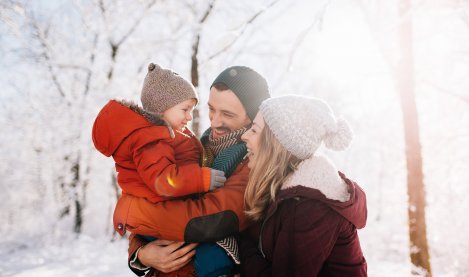 Une famille dehors dans le froid