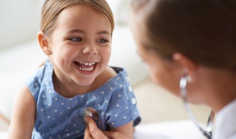 Un enfant chez le dermatologue