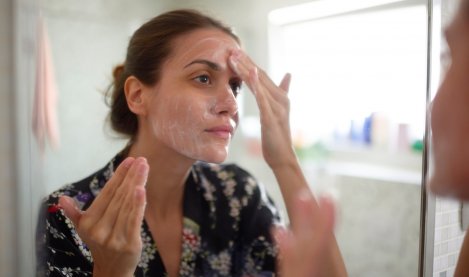 Une femme avec des problèmes d'acné