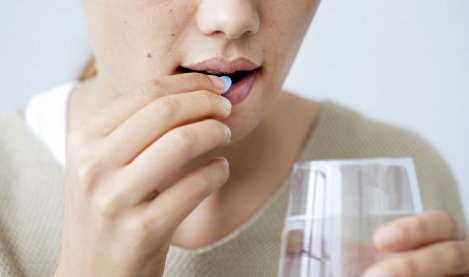 Une femme prenant un antibiotique contre l’acné