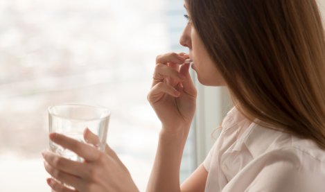 Une femme prend un traitement contre l'acné