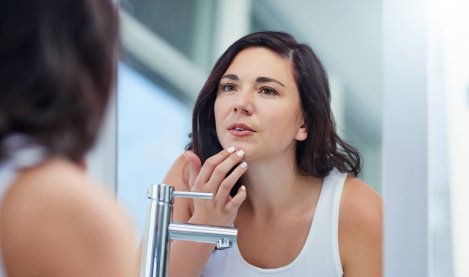 Une femme devant un miroir