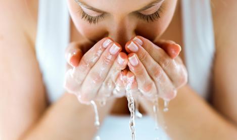 Une femme se lave le visage