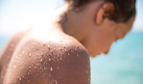 femme-avec-crème-solaire-waterproof