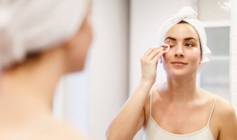 femme qui démaquille ses yeux