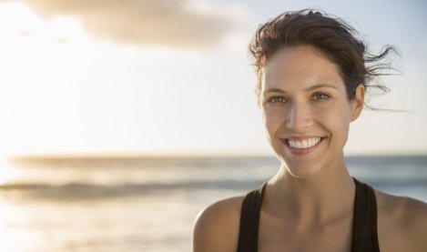 Jeune femme sur la plage