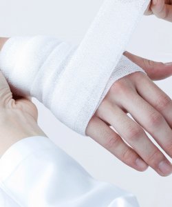 Un bandage sur une main blessée