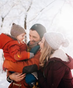 Une famille dehors dans le froid