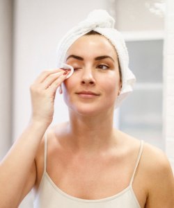 femme qui démaquille ses yeux